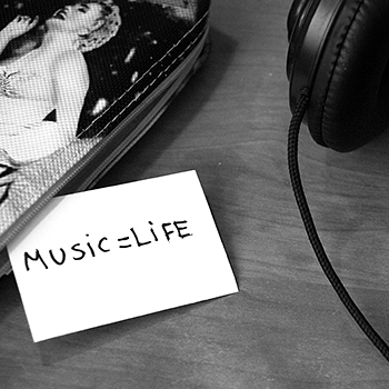 black-and-white-music-headphones-life (CC0)